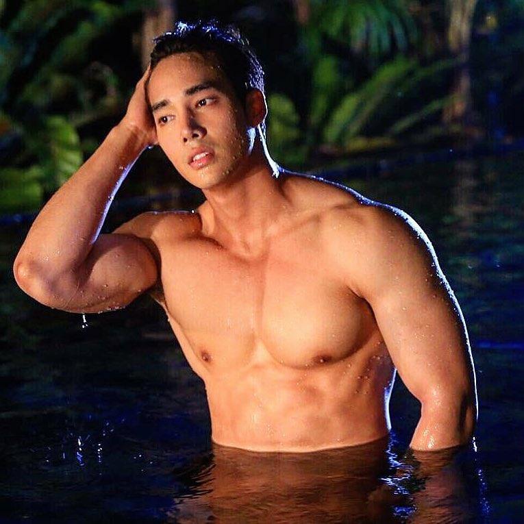 เลียแบบจัดหนัก