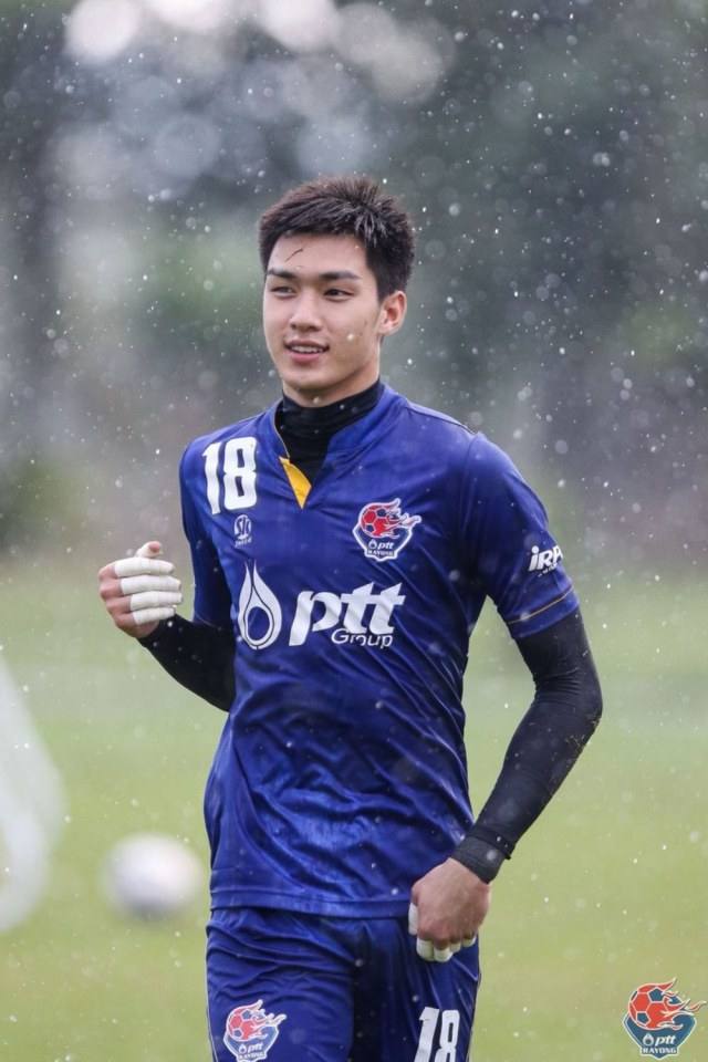ตี๋ บุญเกีรยติ นักบอลหล่อ "เป้าตุง"