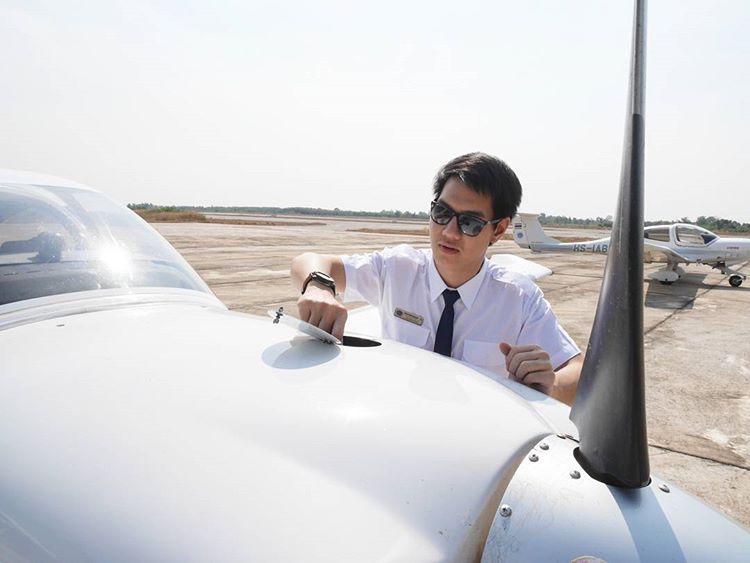 ทำความรู้จักกับ “เบสท์ ปรัชญ์วรกิตติ์” หนุ่มเหนือนักเรียนการบินหน้าตี๋สุดหล่อ ที่สาวๆ เห็นแล้วจะต้องหลงรัก!