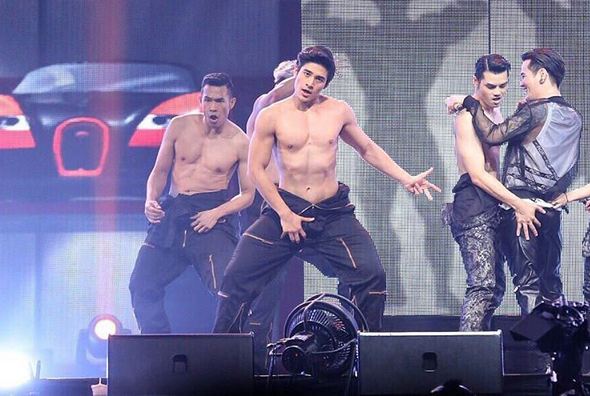 ทำความรู้จักและส่องภาพความหล่อ “นัท ณัฐพล ชลวิบูลย์” นายแบบ-นักเต้นหนุ่มเท้าไฟ หล่อล่ำกล้ามแน่นแบบสุดๆ!
