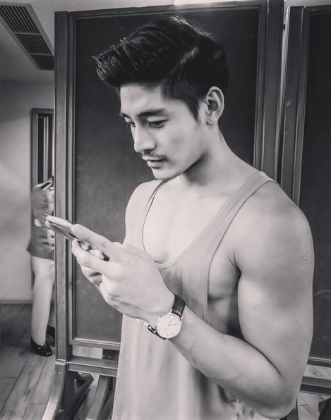 ทำความรู้จักและส่องภาพความหล่อ “นัท ณัฐพล ชลวิบูลย์” นายแบบ-นักเต้นหนุ่มเท้าไฟ หล่อล่ำกล้ามแน่นแบบสุดๆ!