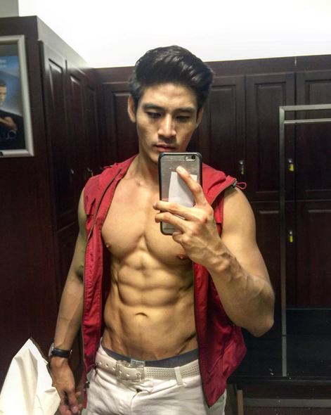 ทำความรู้จักและส่องภาพความหล่อ “นัท ณัฐพล ชลวิบูลย์” นายแบบ-นักเต้นหนุ่มเท้าไฟ หล่อล่ำกล้ามแน่นแบบสุดๆ!