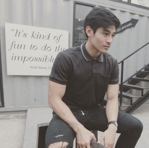 ทำความรู้จักและส่องภาพความหล่อ “นัท ณัฐพล ชลวิบูลย์” นายแบบ-นักเต้นหนุ่มเท้าไฟ หล่อล่ำกล้ามแน่นแบบสุดๆ!