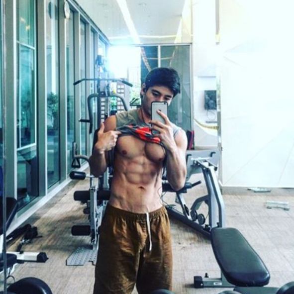 ทำความรู้จักและส่องภาพความหล่อ “นัท ณัฐพล ชลวิบูลย์” นายแบบ-นักเต้นหนุ่มเท้าไฟ หล่อล่ำกล้ามแน่นแบบสุดๆ!