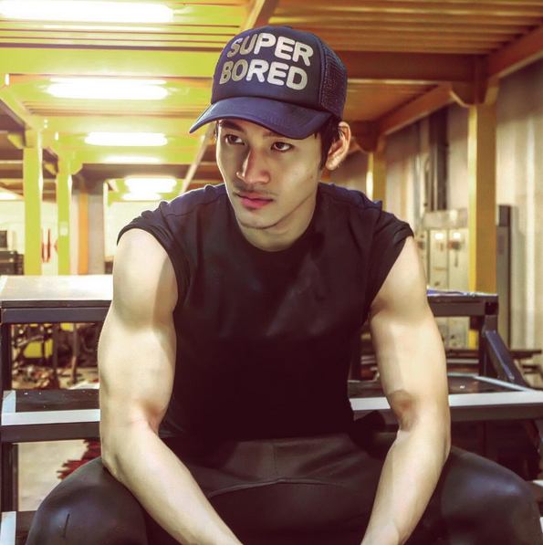 ทำความรู้จักและส่องภาพความหล่อ “นัท ณัฐพล ชลวิบูลย์” นายแบบ-นักเต้นหนุ่มเท้าไฟ หล่อล่ำกล้ามแน่นแบบสุดๆ!