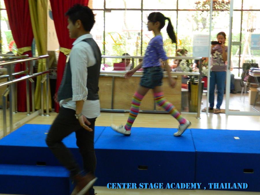 Model Kids ทักษะการเดินแบบพื้นฐานสำหรับเด็ก