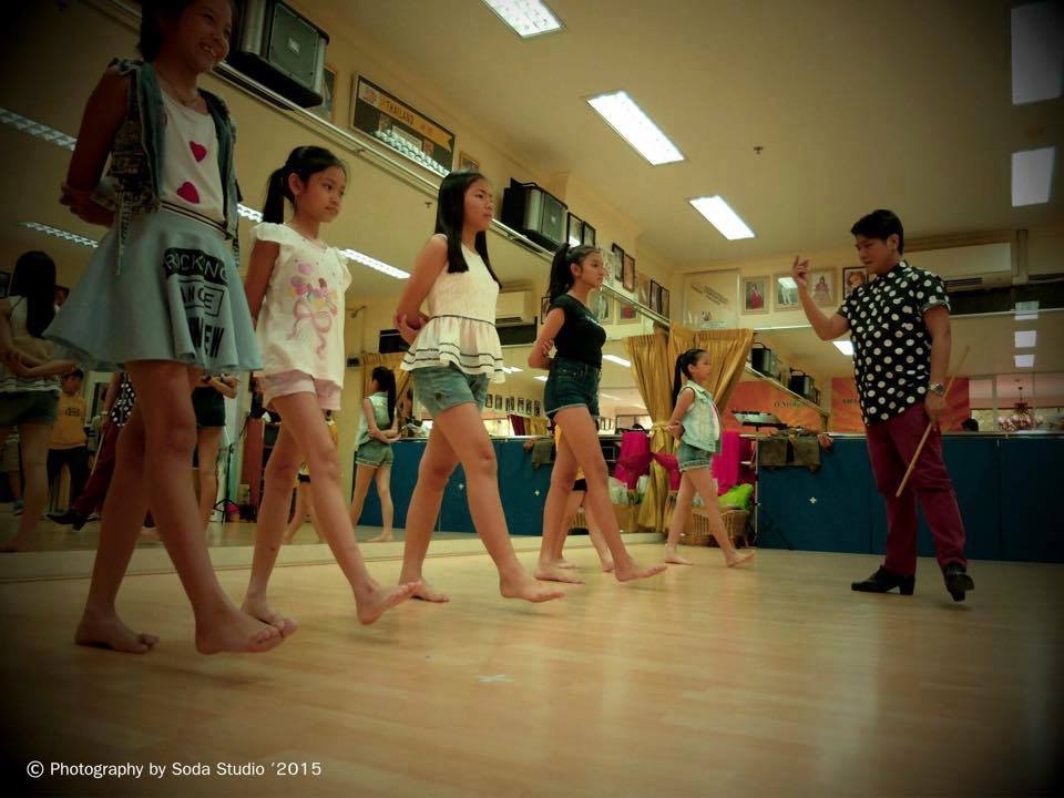 Model Kids ทักษะการเดินแบบพื้นฐานสำหรับเด็ก