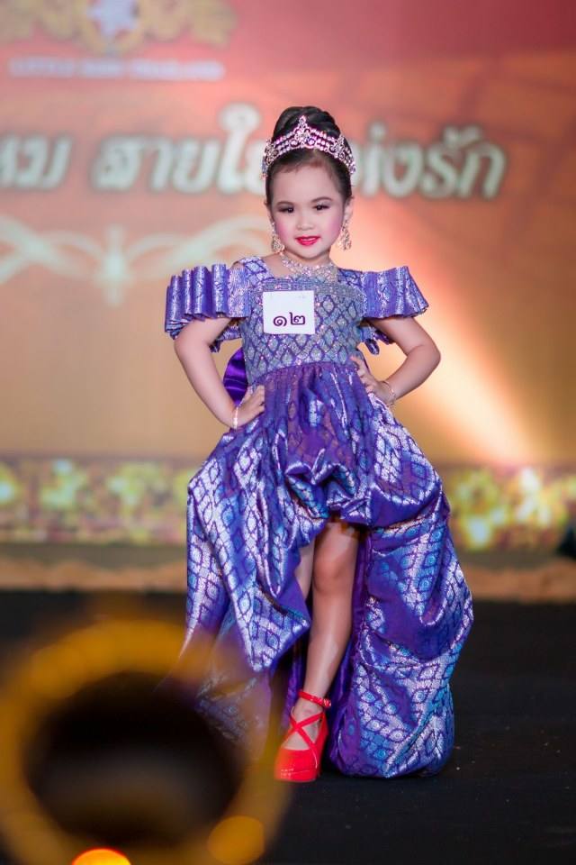 เชิญร่วมประกวดแฟชั่นโชว์ราตรีผ้าไหมสายใยแห่งรักประจำปี2560