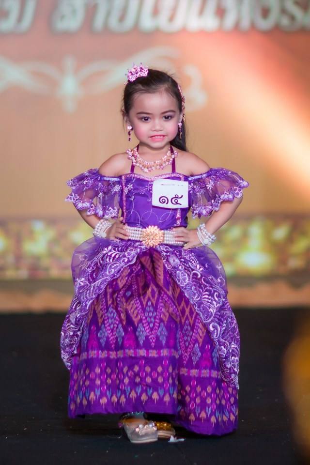 เชิญร่วมประกวดแฟชั่นโชว์ราตรีผ้าไหมสายใยแห่งรักประจำปี2560