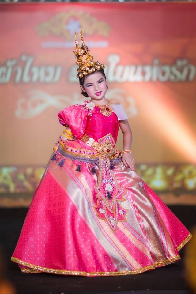 เชิญร่วมประกวดแฟชั่นโชว์ราตรีผ้าไหมสายใยแห่งรักประจำปี2560