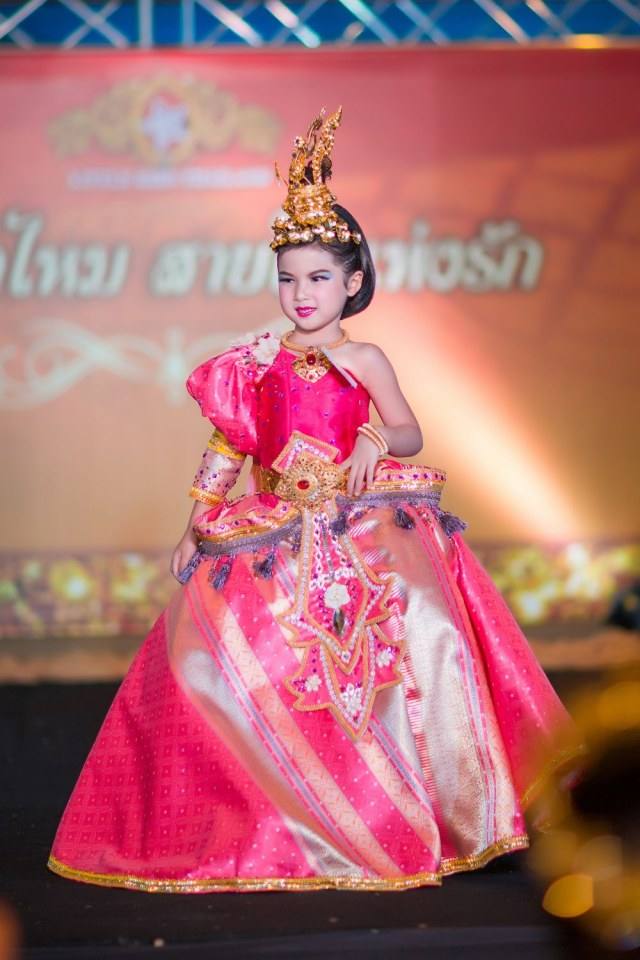 เชิญร่วมประกวดแฟชั่นโชว์ราตรีผ้าไหมสายใยแห่งรักประจำปี2560