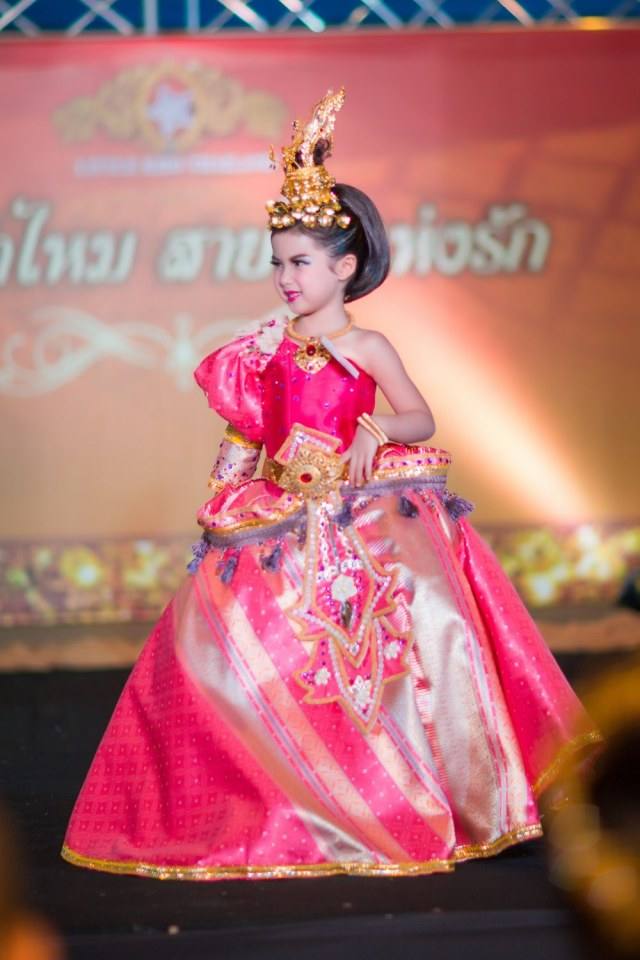 เชิญร่วมประกวดแฟชั่นโชว์ราตรีผ้าไหมสายใยแห่งรักประจำปี2560