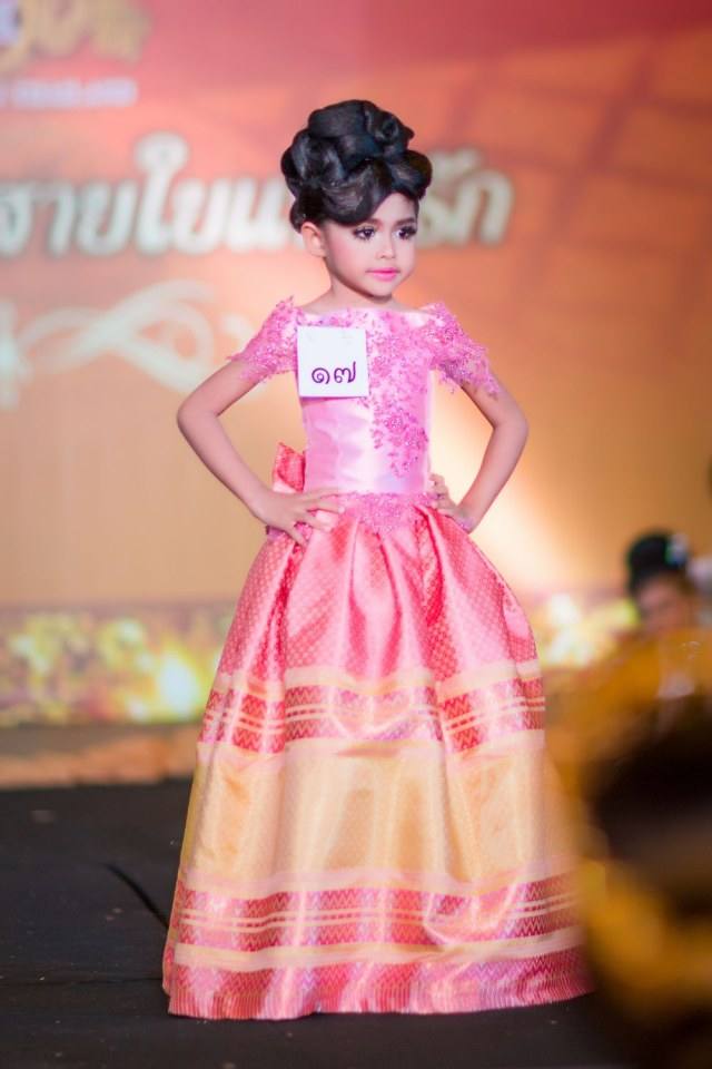 เชิญร่วมประกวดแฟชั่นโชว์ราตรีผ้าไหมสายใยแห่งรักประจำปี2560