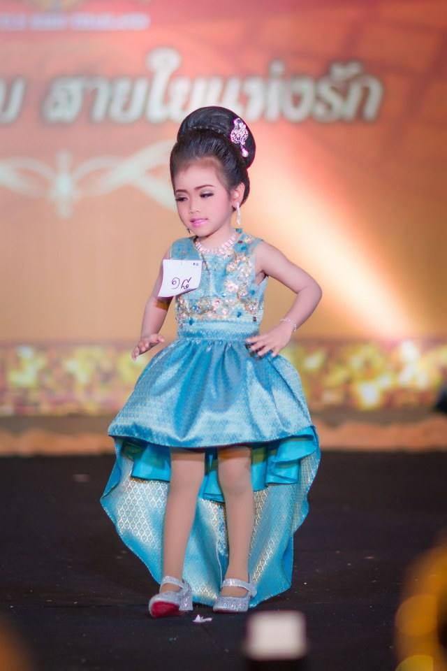เชิญร่วมประกวดแฟชั่นโชว์ราตรีผ้าไหมสายใยแห่งรักประจำปี2560