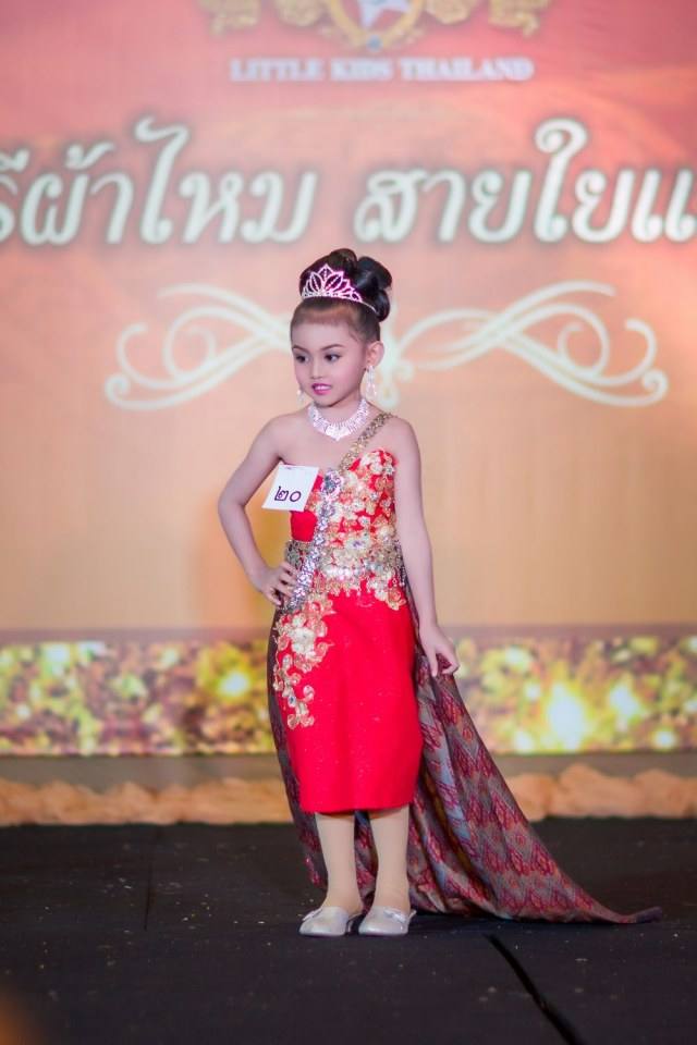 เชิญร่วมประกวดแฟชั่นโชว์ราตรีผ้าไหมสายใยแห่งรักประจำปี2560