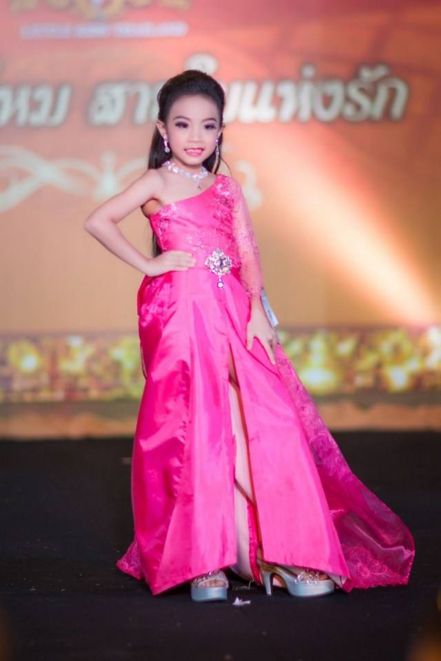 เชิญร่วมประกวดแฟชั่นโชว์ราตรีผ้าไหมสายใยแห่งรักประจำปี2560