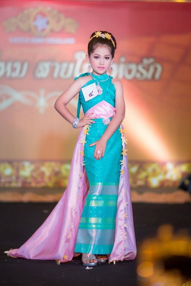 เชิญร่วมประกวดแฟชั่นโชว์ราตรีผ้าไหมสายใยแห่งรักประจำปี2560