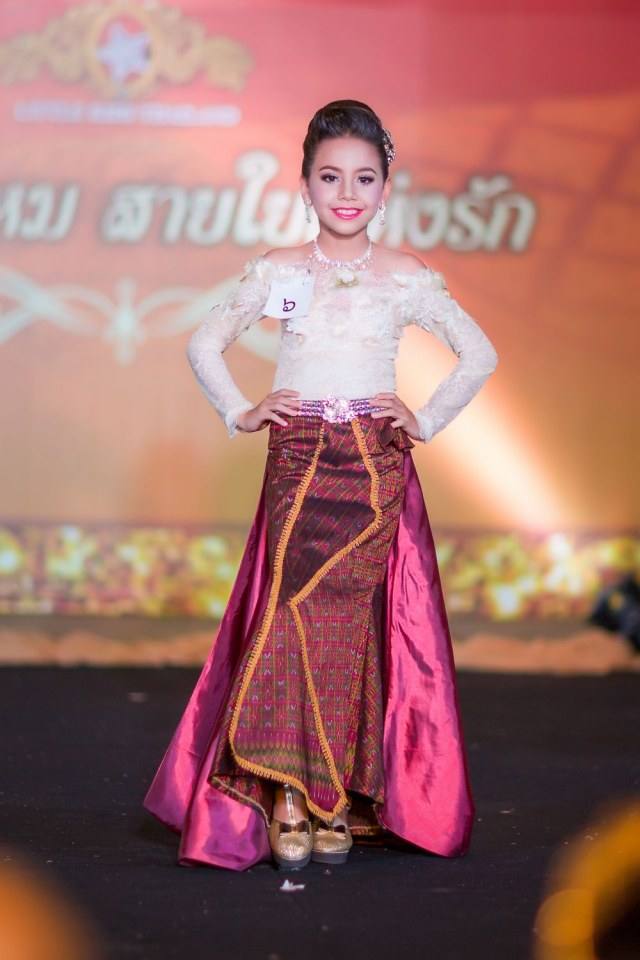 เชิญร่วมประกวดแฟชั่นโชว์ราตรีผ้าไหมสายใยแห่งรักประจำปี2560