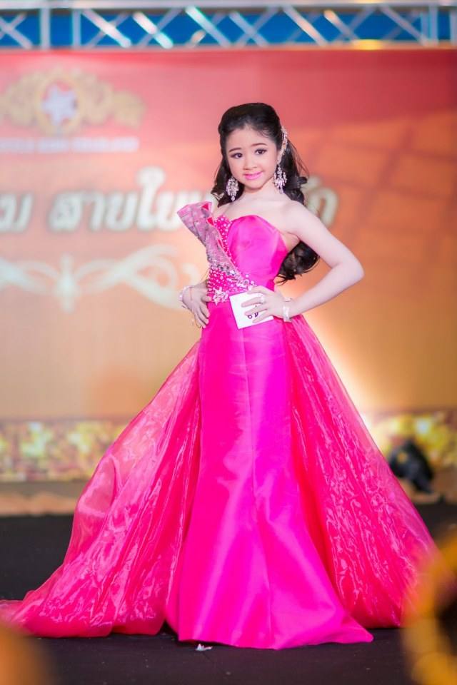 เชิญร่วมประกวดแฟชั่นโชว์ราตรีผ้าไหมสายใยแห่งรักประจำปี2560