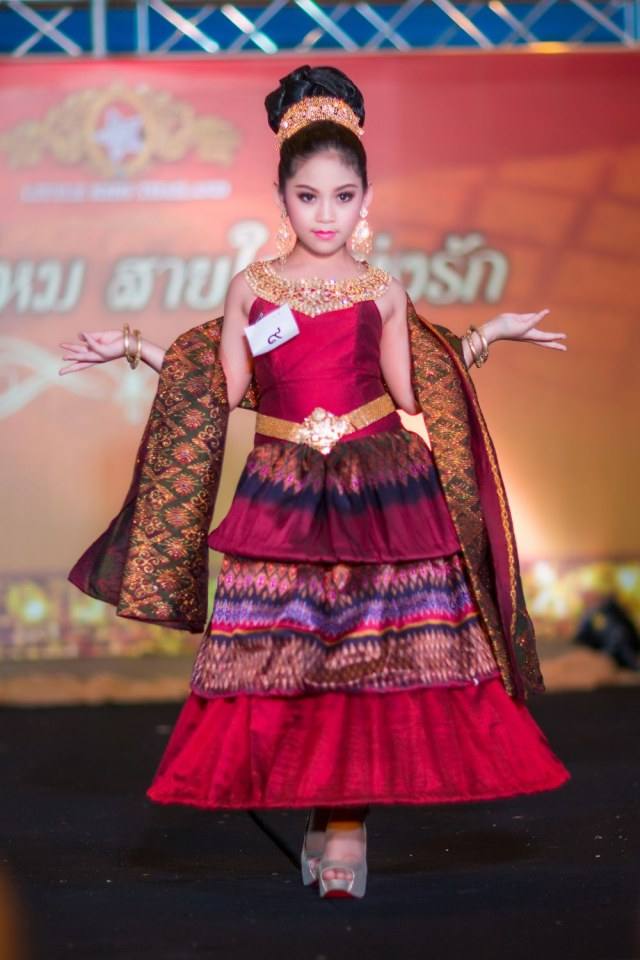 เชิญร่วมประกวดแฟชั่นโชว์ราตรีผ้าไหมสายใยแห่งรักประจำปี2560