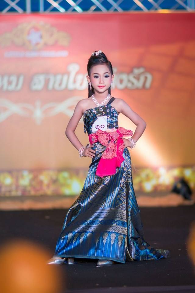 เชิญร่วมประกวดแฟชั่นโชว์ราตรีผ้าไหมสายใยแห่งรักประจำปี2560