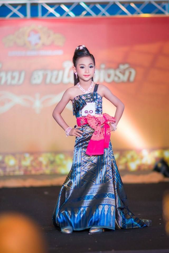 เชิญร่วมประกวดแฟชั่นโชว์ราตรีผ้าไหมสายใยแห่งรักประจำปี2560