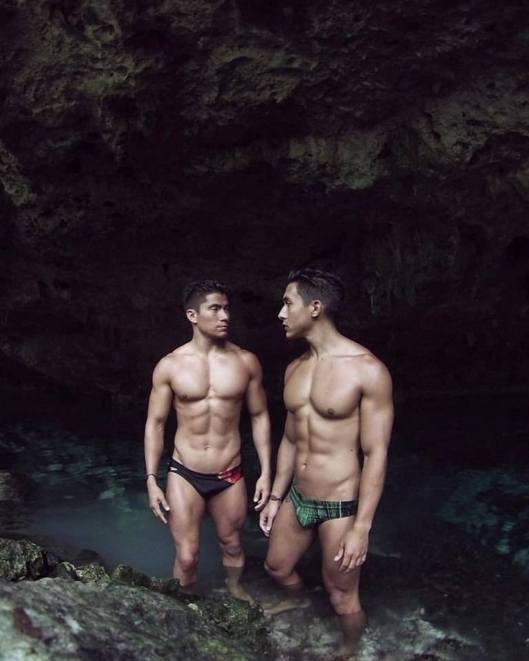 เมื่อเขาถอด