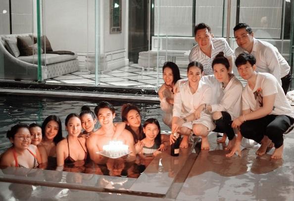 นานๆ จะเห็นแบบนี้!! อั้ม พัชราภา เปิดบ้านจัดปาร์ตี้สุดแซ่บ ในคืนไหว้พระจันทร์