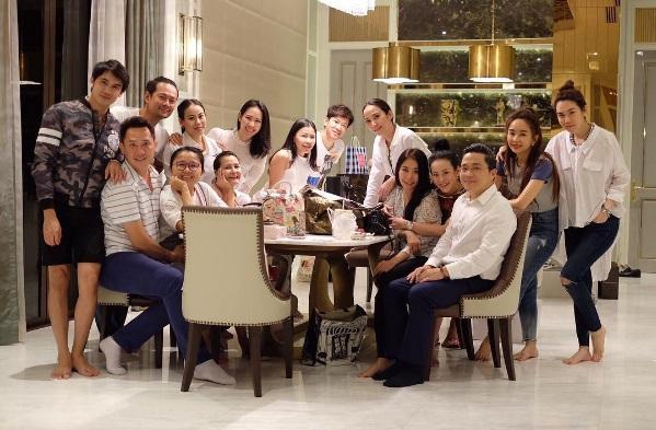 นานๆ จะเห็นแบบนี้!! อั้ม พัชราภา เปิดบ้านจัดปาร์ตี้สุดแซ่บ ในคืนไหว้พระจันทร์