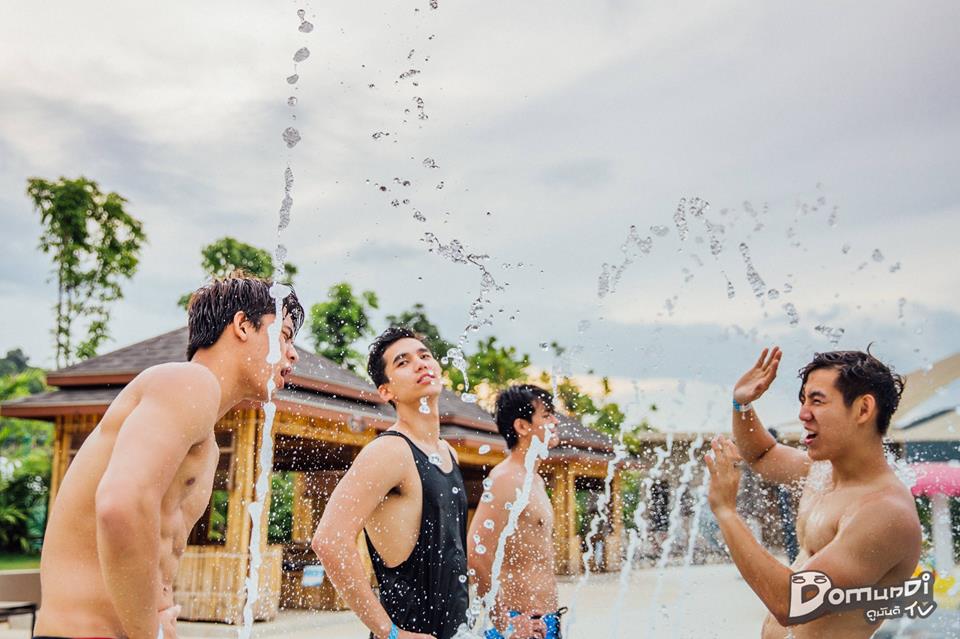 อู้ยย หนุ่มๆหุ่นดีเล่นน้ำ สวนน้ำรามายณะ