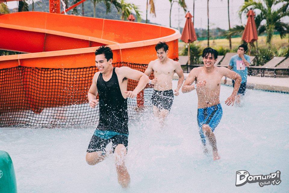 อู้ยย หนุ่มๆหุ่นดีเล่นน้ำ สวนน้ำรามายณะ