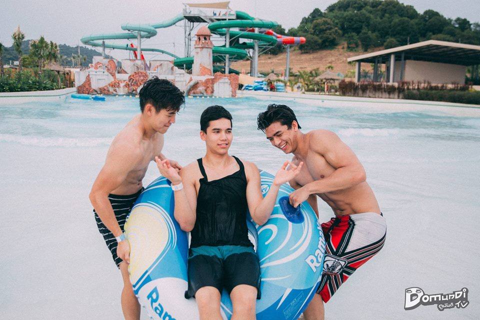 อู้ยย หนุ่มๆหุ่นดีเล่นน้ำ สวนน้ำรามายณะ