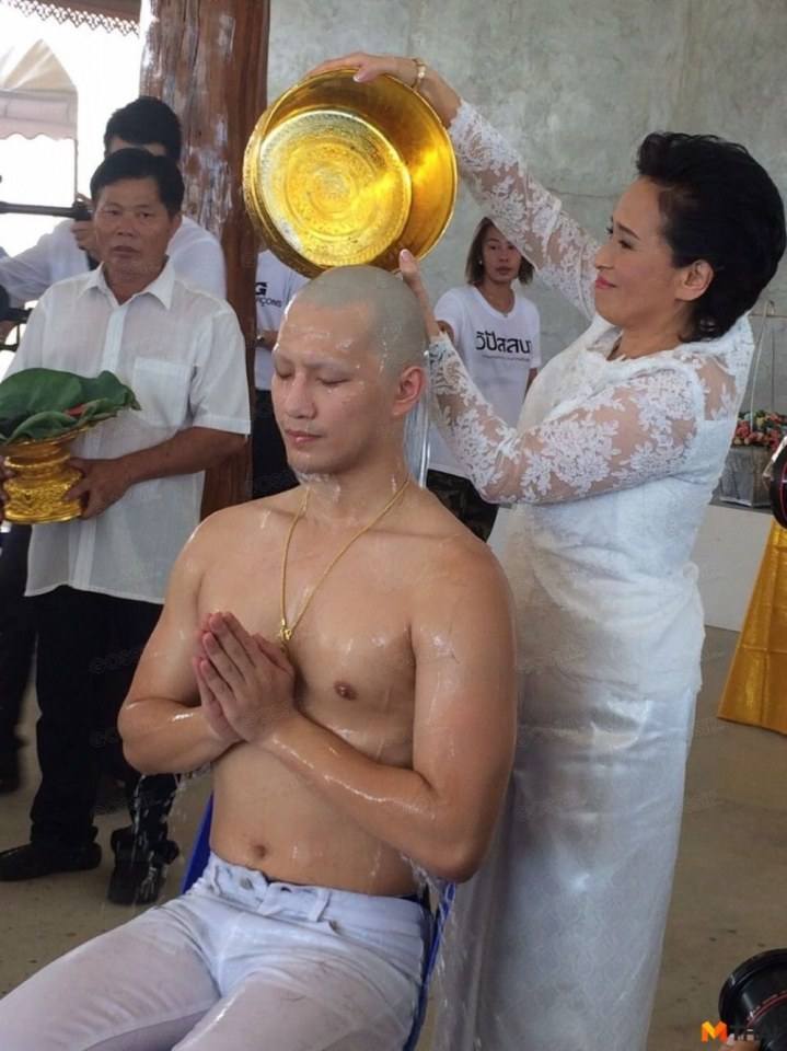 พิธีปลงผมนาค "บี้ เคพีเอ็น" บวชทดแทนพระคุณพ่อแม่..ขออนุโมทนาบุญด้วย สาธุ