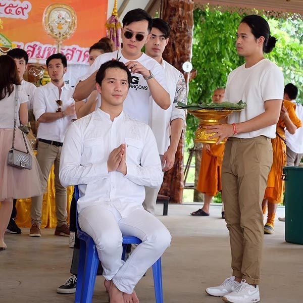 พิธีปลงผมนาค "บี้ เคพีเอ็น" บวชทดแทนพระคุณพ่อแม่..ขออนุโมทนาบุญด้วย สาธุ