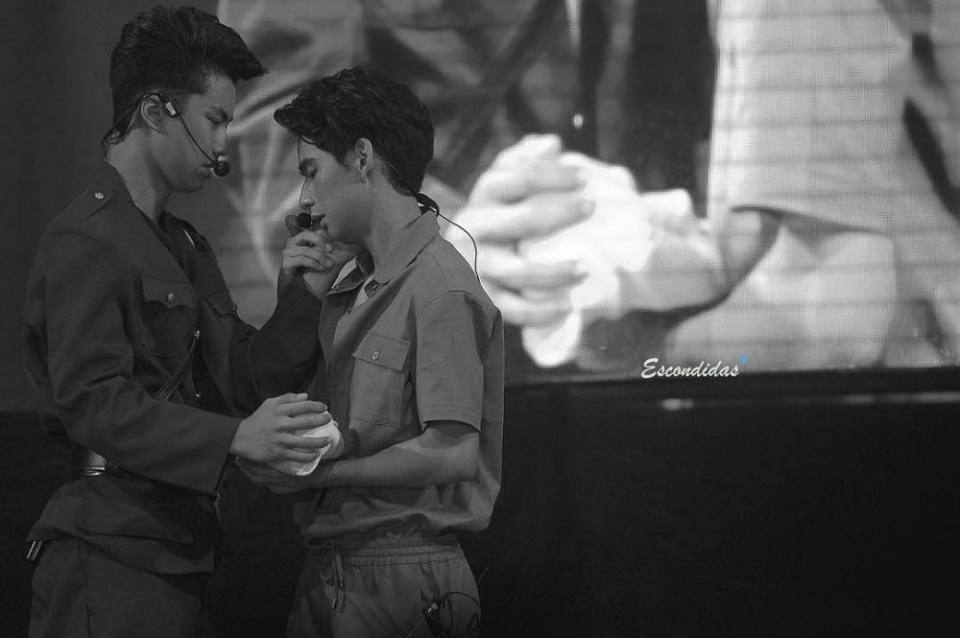 รู้ว่าเป็นคู่จิ้นกัน แต่บนเวทีคอนเสิร์ตต้องโชว์จิ้นกันขนาดนี้มั้ย!? (เบะปากมองบน!!)