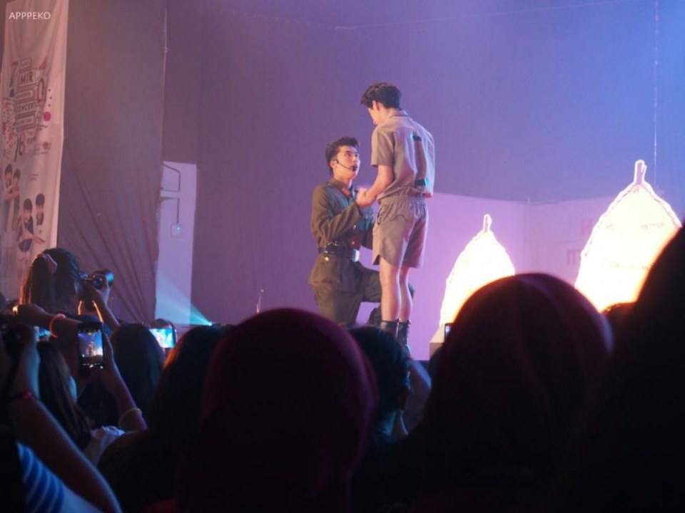 รู้ว่าเป็นคู่จิ้นกัน แต่บนเวทีคอนเสิร์ตต้องโชว์จิ้นกันขนาดนี้มั้ย!? (เบะปากมองบน!!)