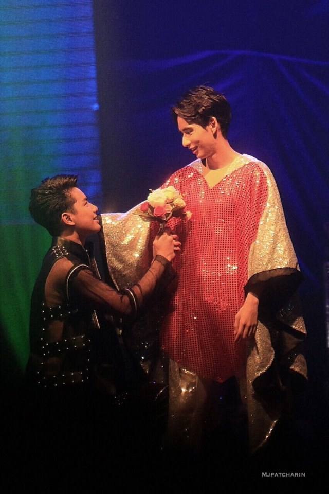 รู้ว่าเป็นคู่จิ้นกัน แต่บนเวทีคอนเสิร์ตต้องโชว์จิ้นกันขนาดนี้มั้ย!? (เบะปากมองบน!!)