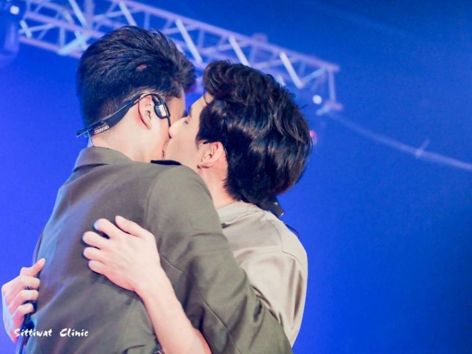 รู้ว่าเป็นคู่จิ้นกัน แต่บนเวทีคอนเสิร์ตต้องโชว์จิ้นกันขนาดนี้มั้ย!? (เบะปากมองบน!!)