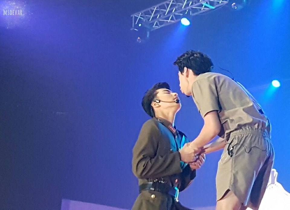 รู้ว่าเป็นคู่จิ้นกัน แต่บนเวทีคอนเสิร์ตต้องโชว์จิ้นกันขนาดนี้มั้ย!? (เบะปากมองบน!!)