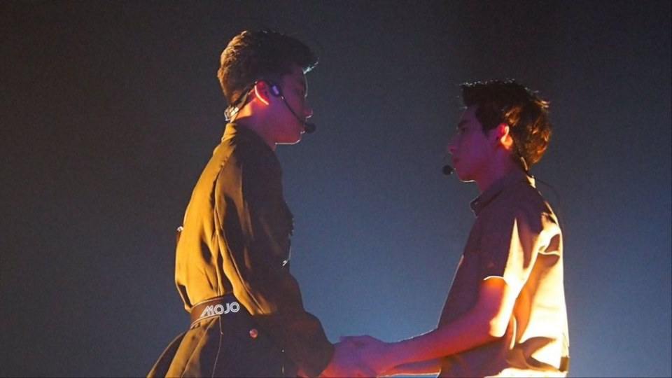 รู้ว่าเป็นคู่จิ้นกัน แต่บนเวทีคอนเสิร์ตต้องโชว์จิ้นกันขนาดนี้มั้ย!? (เบะปากมองบน!!)
