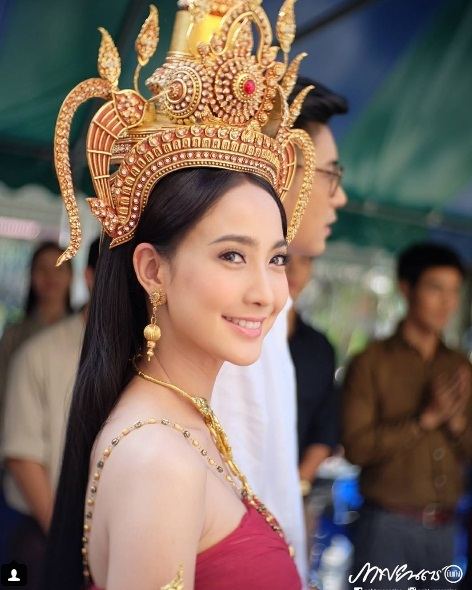 สวย สง่า เลอค่าสุดๆ สำหรับ "แต้ว ณฐพร" จากละครโรแมนติกแฟนตาซี "นาคี" ของผู้จัด แดง ธัญญา และ อ๊อฟ พงษ์พัฒน์ ที่โคจรมาประกบคู่ "เคน ภูภูมิ" เป็นครั้งแรก