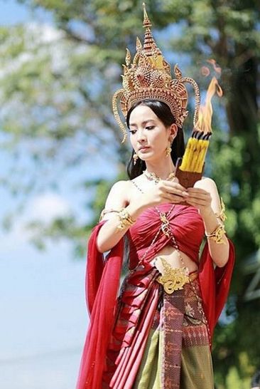 สวย สง่า เลอค่าสุดๆ สำหรับ "แต้ว ณฐพร" จากละครโรแมนติกแฟนตาซี "นาคี" ของผู้จัด แดง ธัญญา และ อ๊อฟ พงษ์พัฒน์ ที่โคจรมาประกบคู่ "เคน ภูภูมิ" เป็นครั้งแรก