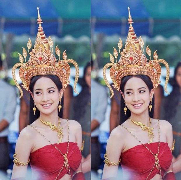 สวย สง่า เลอค่าสุดๆ สำหรับ "แต้ว ณฐพร" จากละครโรแมนติกแฟนตาซี "นาคี" ของผู้จัด แดง ธัญญา และ อ๊อฟ พงษ์พัฒน์ ที่โคจรมาประกบคู่ "เคน ภูภูมิ" เป็นครั้งแรก