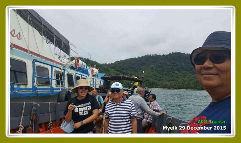 ลงเรือชาวบ้านเพื่อต่อไปยังเกาะ