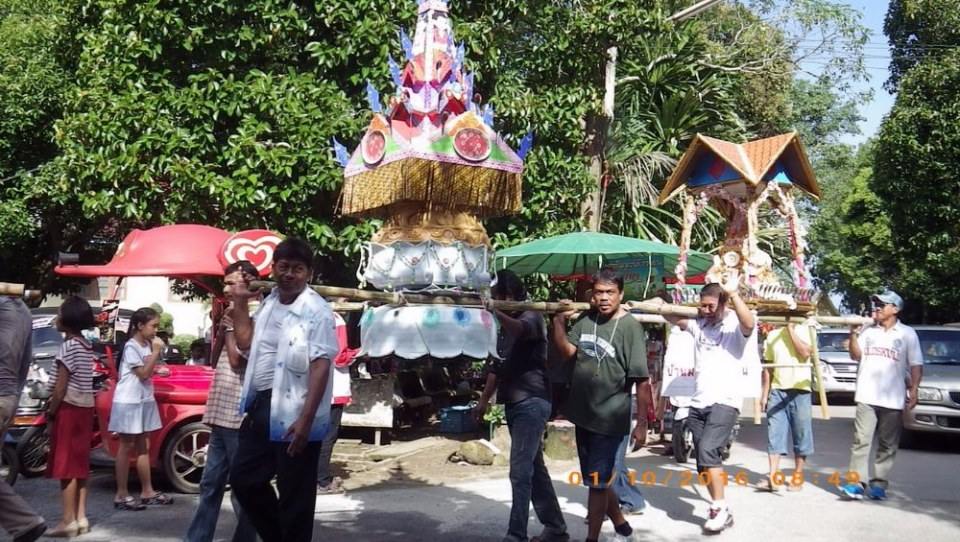 ประเพณีทำบุญเดือนสิบ