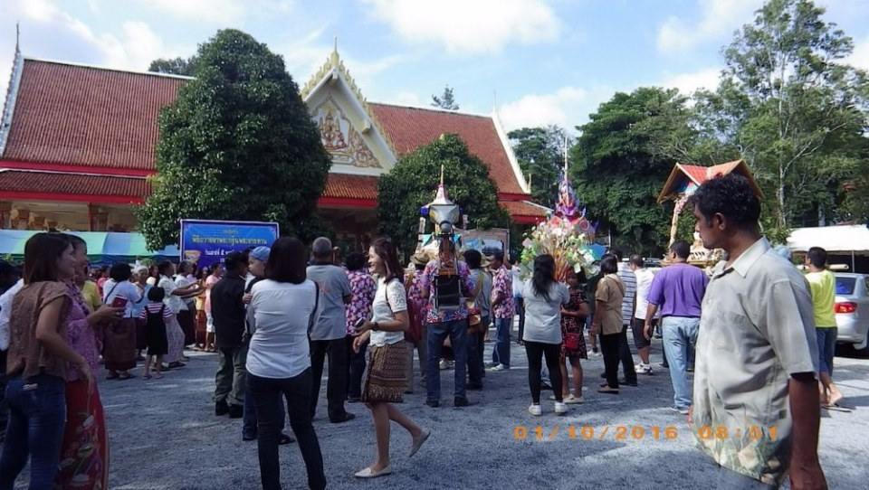 ประเพณีทำบุญเดือนสิบ