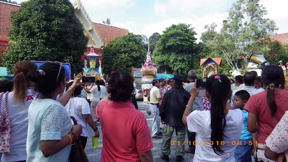 ประเพณีทำบุญเดือนสิบ