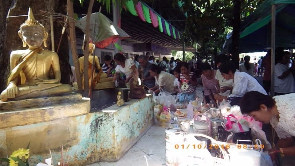 ประเพณีทำบุญเดือนสิบ