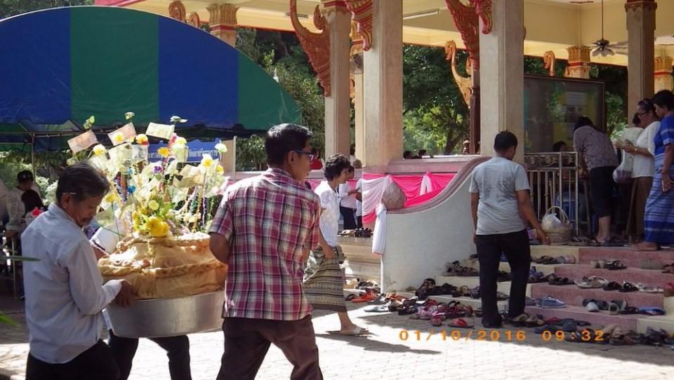 ประเพณีทำบุญเดือนสิบ