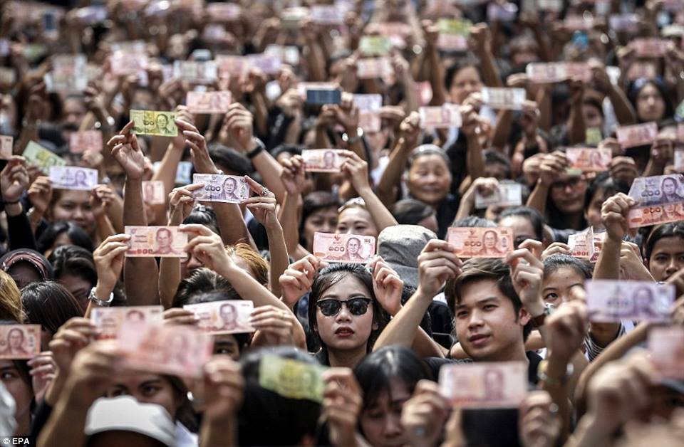 รวมภาพพี่น้องชาวไทยร่วมใจน้อมส่งเสด็จ สมเด็จพระเจ้าอยู่หัวในพระบรมโกศ สู่สวรรคาลัย